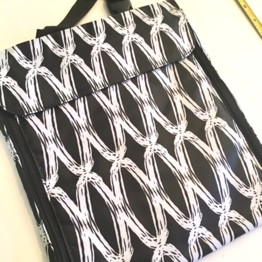 thirty-one zip organizer. black/white.